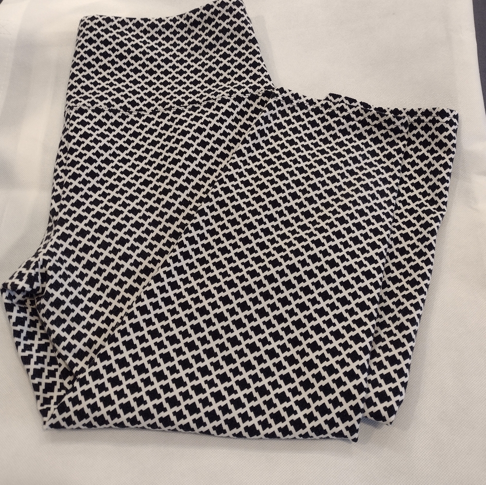Sauve' Black and White Patterned Capri Leggings